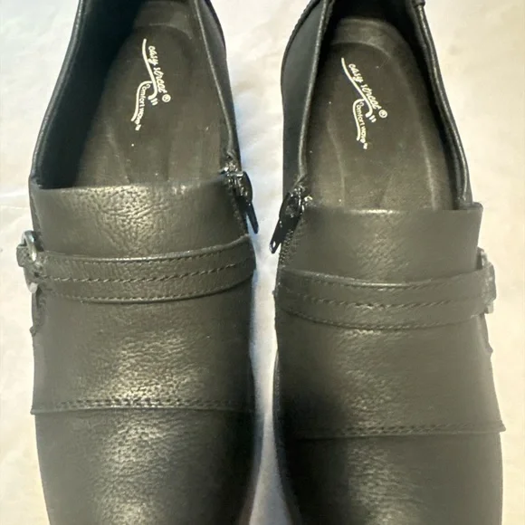 Easy Street Women’s Black Loafers - Picture 2 of 4